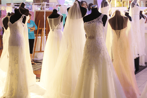 結婚式は初めてのことだらけでどこから手をつけたら良いのかわからないという方も多くいらっしゃると思います。BLESS BALIではウェディングドレスは購入でと決めている